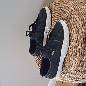 Puma Womens Classic Black Leather White Sole Casual/Athleisure Sneakers S-8.5